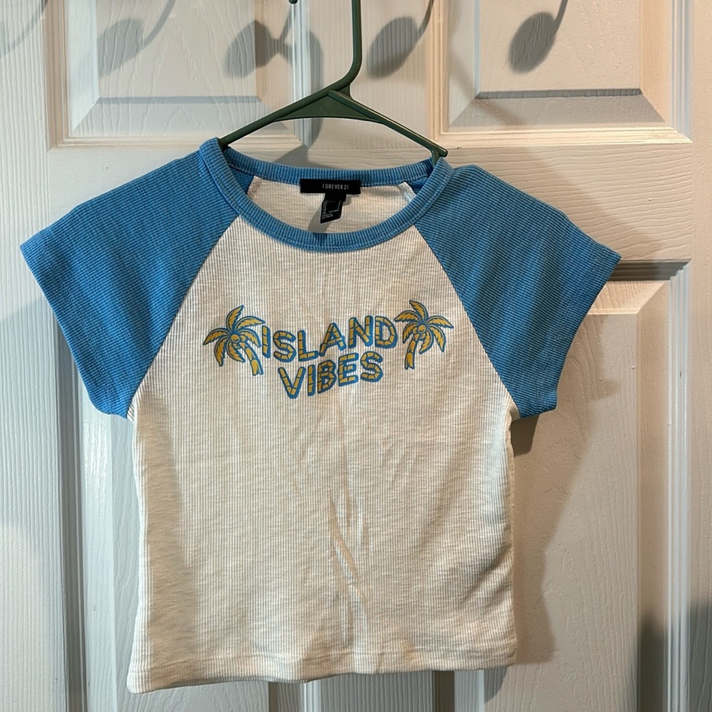 FOREVER21 ISLAND VIBES TSHIRT SIZE S PETITE